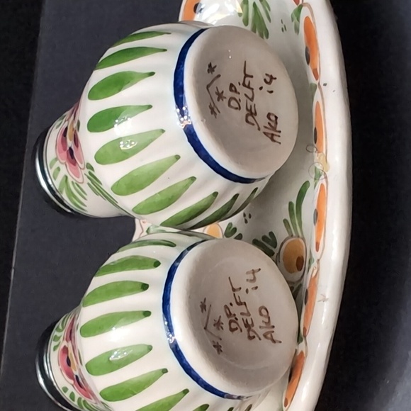 Vintage Delft Polychrome Set of Salt- Pepper Shakers with Tray. - Picture 5 of 10